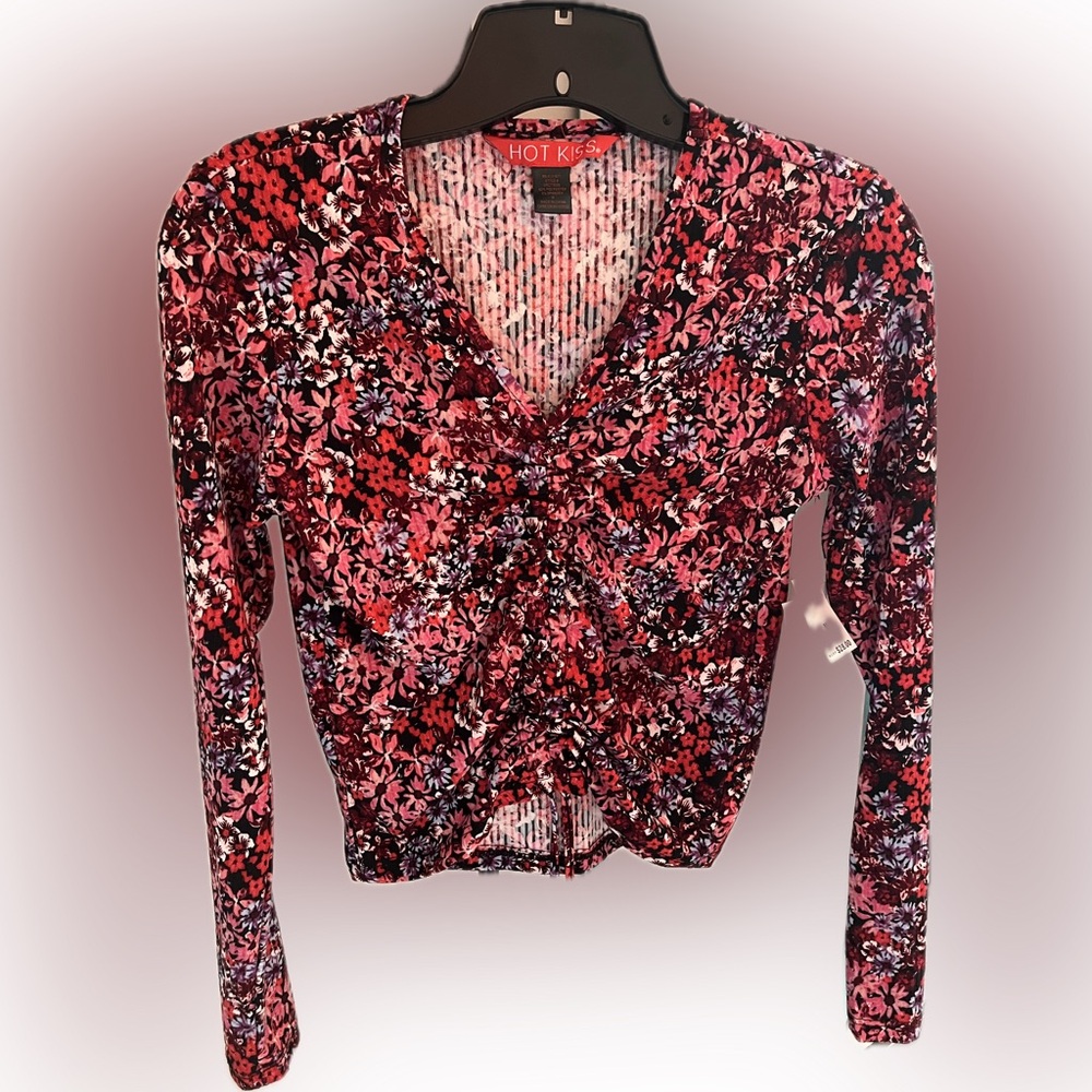 Hot KISS - JUNIORS fitted shirt.  Can be synched to crop.  30in Bust.  Size M.